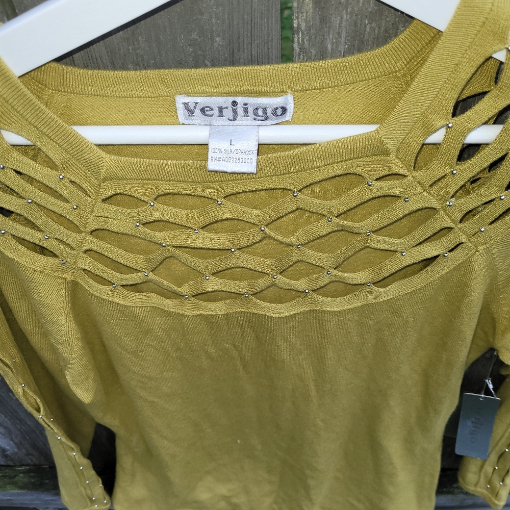 🫒NWT Beautiful Chartreuse Mesh Design Knit Top